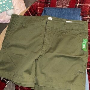 GAP Women's Cargo Shorts in Forest Green